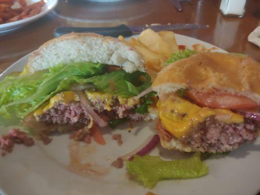 Massive med- rare Cheeseburger