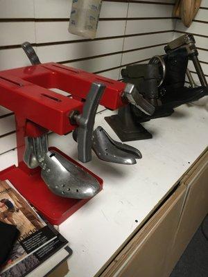 Shoe stretching machine and repair