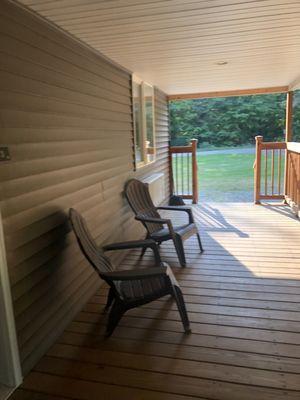 Nice covered porch!