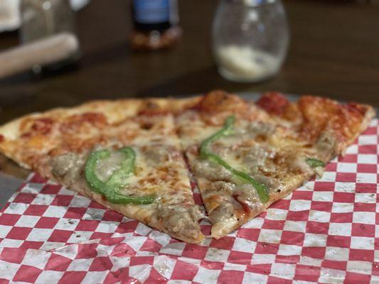 Sausage and green pepper pizza