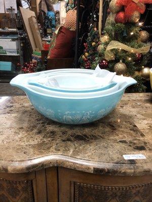 Vintage Pyrex mixing bowls