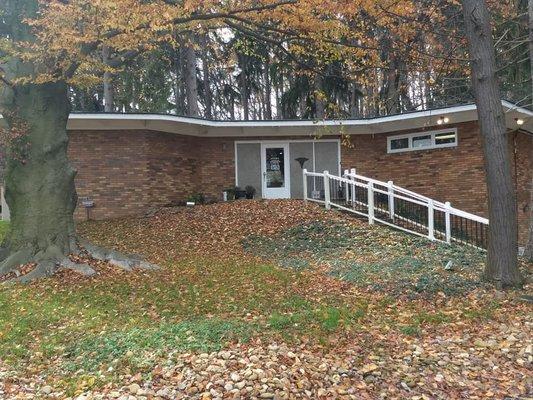 Indian Springs Veterinary Clinic Main Entrance on the second level, handicap accessible on lower level.