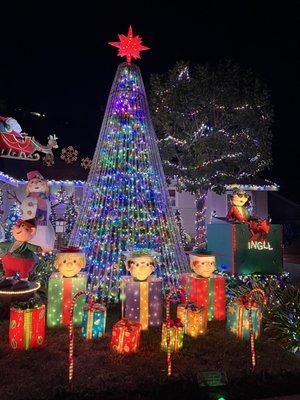 A FREE EVENT & FREE PARKING! Winner of the Great American Light Fight. Lights on Display in Sherman Oaks Christmas 2021