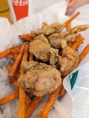 Fried oysters, they usually give 4 but due to the small size they gave a extra