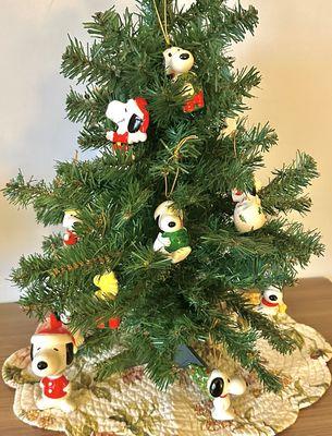 Cool Snoopy ornaments : )