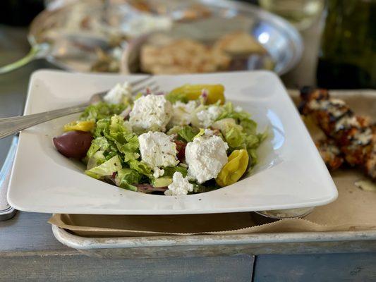 I ordered the Americana Greek Salad w blackened chicken. It did not disappoint!