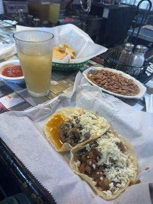 Dos tacos frijoles y margarita de Texas