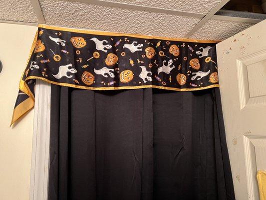 This very 80's / 90's vintage Halloween scarf I found. Using at as a decoration for the door curtains!