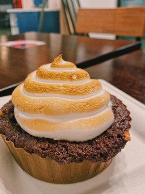 Brownie topped with Baked Alaska (Ig: @ouitsfood)