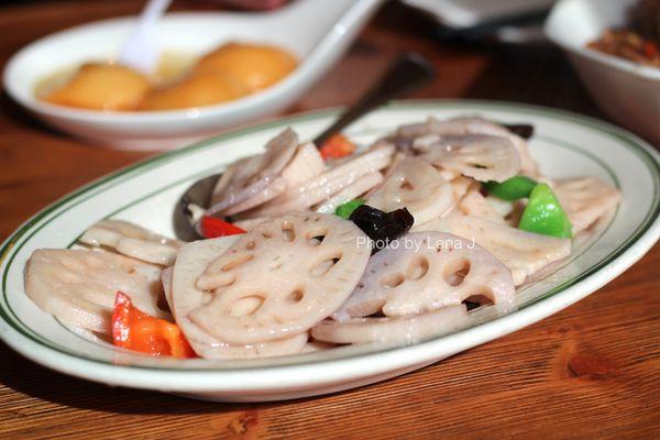 F3 Stir Fried Lotus Root Black Fungus 莲藕月色 ($15.99) - pretty tasty. The lotus root is pretty crunchy still.