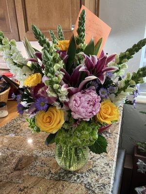 Photos of flowers are 3-4 days apart. Beautiful arrangement but I don't believe the company used fresh flowers.