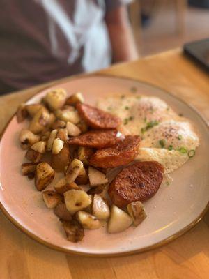 Potatoes, sausage and fried eggs