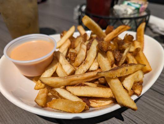 French fries and vegan special sauce (for an additional price).