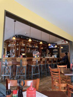 Nice looking bar with growlers adorning the shelf