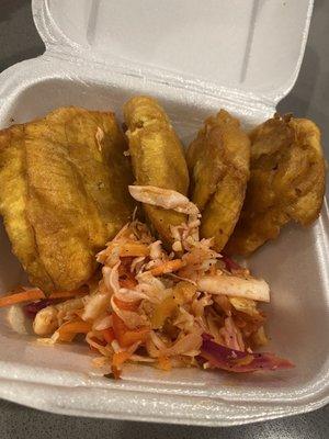 Fried plantains slices with pikliz (bunan peze)