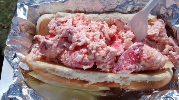 Yes, Rachel already posted a lobstah roll pic, but this one is horrizontal! And includes claw meat.. Yummmmmmm