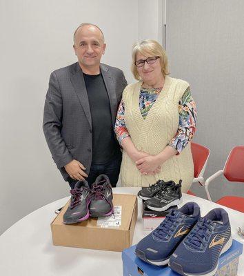 Everyone who buys or sells a home with the Broker Stephan Skots gets a pair of running shoes! ‍