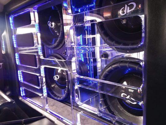 4 DD udio 18" Z3 subs in a 1.5" thick plexiglass enclosure all done in house.