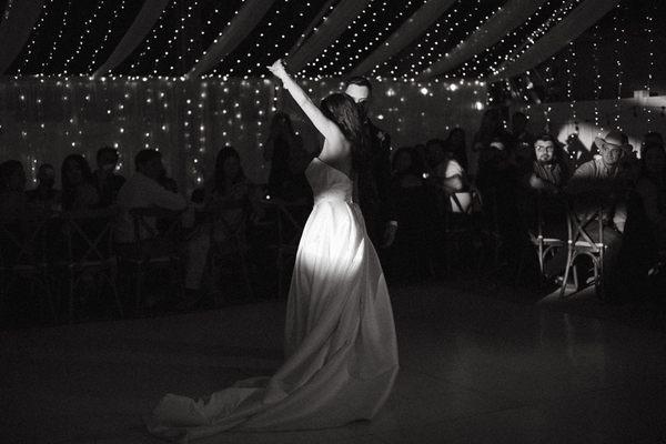 Black and white image of the tent and dance gloor