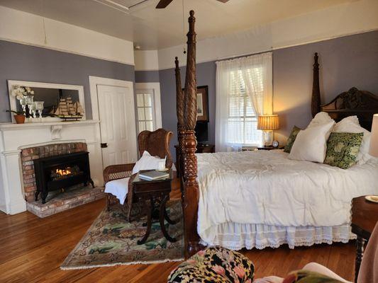 Queen bed with gas log fireplace and cozy seating