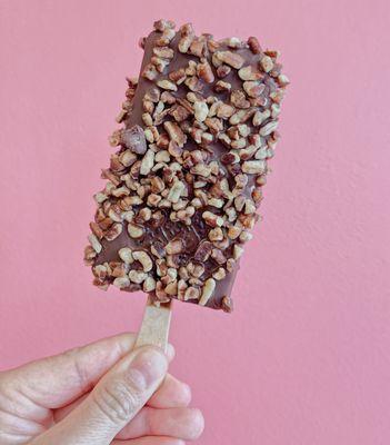 Cookies & Cream Paleta "Eskimo Style" covered in pecans.