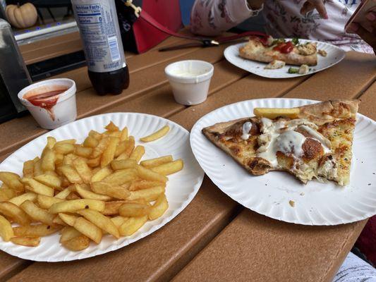 Fries , white chicken pizza .