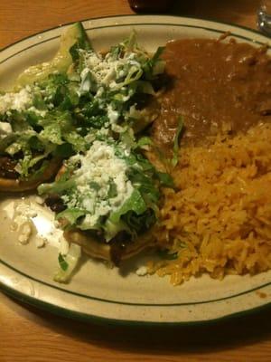 Carne asada sopes