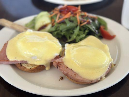 Pouched eggs on ham and toasted croissant bun