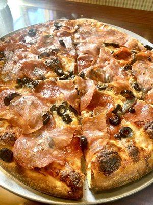 Daviola Pizza with Pepperoni, olives and anchovies!