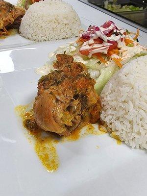 Gallina guisada con arroz y ensalada