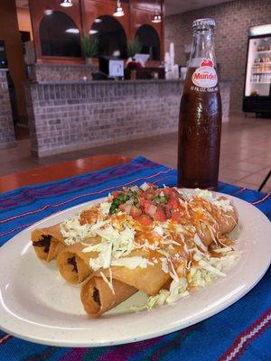 Tacos dorados de pollo,fried chicken tacos