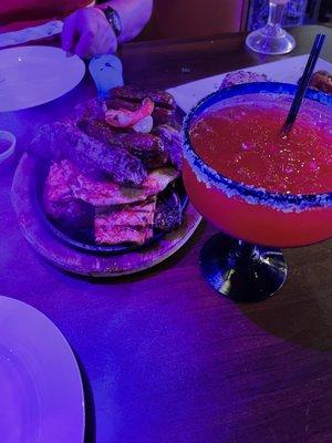 Pariillada and strawberry margarita