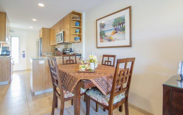 Ocean Front Studio dining area.