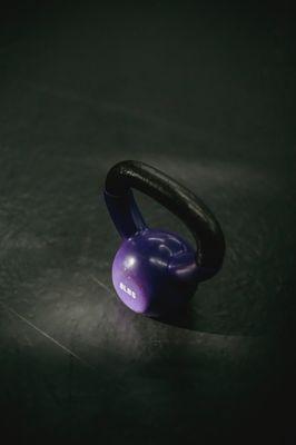 An adjustable kettlebell is used to strength training as well as cardiovascular training.