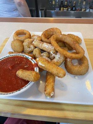 Combo basket... cauliflower, onion, rings, mozzarella sticks, jalapeño popper