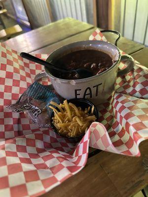 Great chili with beans, meat, shredded cheddar cheese, & oyster crackers. I couldn't finish it, was too full. Tasted great.