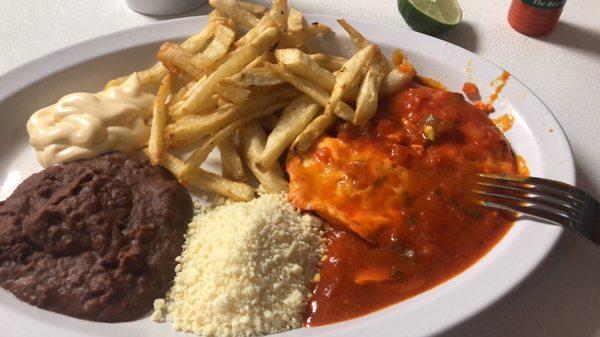 Cena con huevo ranchero y papas  delicioso