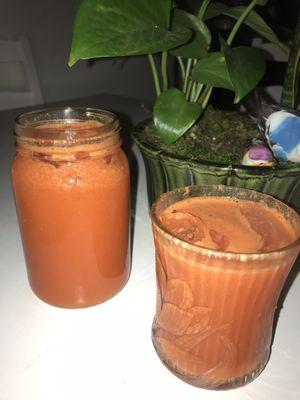 Jugo 100% carrots , pineapple , and ginger