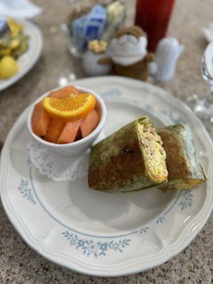 Breakfast wrap with seasonal fruit