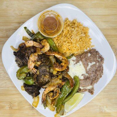 Deliciosas fajitas mixtas! 
(Carne mar, aire y tierra) arroz y frijoles.