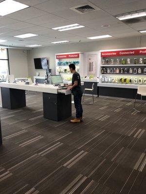 Clean store, very helpful employees, minimal wait times, very good experience!