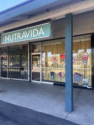 Exterior of Nutrivida store front