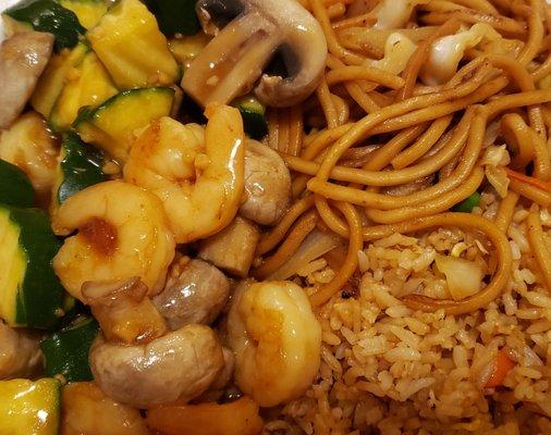 Shrimp, mushroom, zucchini with fried rice and noodles