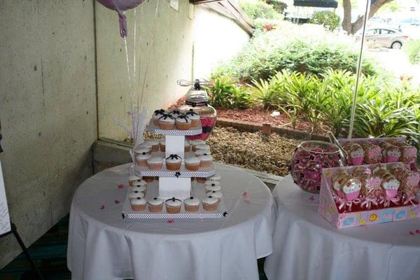 This was my cousin's baby shower that Iris Ramil from www.weddingdayromance.com did for her.  After I saw this, I was sold.