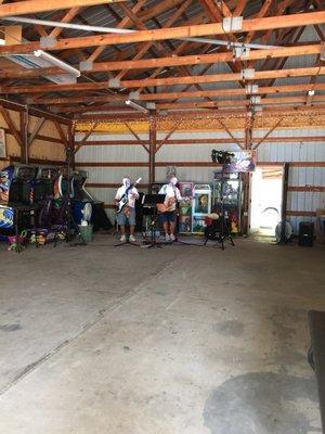 2 man band playing in the arcade