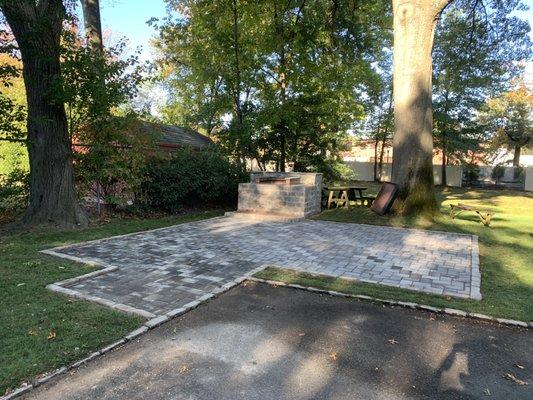 New patio just installed in Arlington beautiful finish here. It's got the gray 6 x 9 pavers with the old granite cobble on the trim.