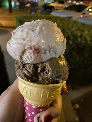 2 scoops. Looks like kids size