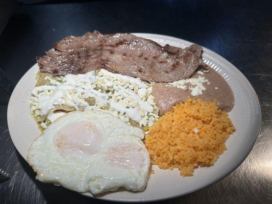 Chilaquiles con bistec