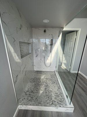 Walk in shower w/linear drain and 42" niche