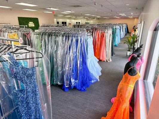 Over 1,500 brand new designer Prom & Pageant dresses